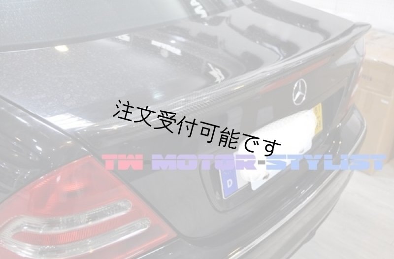 画像1: ◆メルセデス・ベンツ W203 Cクラスセダン用AMGタイプカーボントランクスポイラー/リアスポイラー/リアウイング/カールソン/ブラバ/綾織カーボン/人気商品/C320/C350/C200/C55/C63/C180/C280 (1)