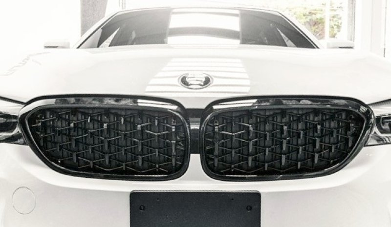 画像1: ◆BMW G30 G31 5シリーズ用 新型ダイヤモンドデザイン 艶黒オールブラックキドニーグリルセット/センターグリル/ラジエターグリル/PERFORMANCE/CROSS CARBON/クロスカーボン/エムルック/523/530/540/M5 (1)