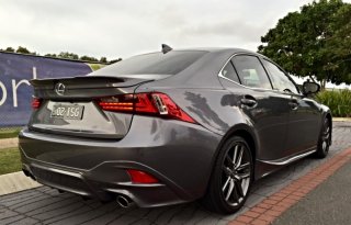 レクサス2013~16 IS Fスポーツセダン用 JDMフロントカーボン