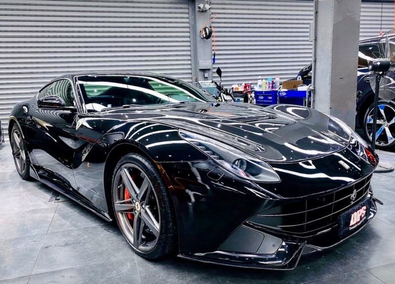 画像1: ◆フェラーリ F12ベルリネッタ用 REVOタイプカーボンエアロ フロントスポイラー カーボンディフューザー/カーボンリップ/アンダーリップ/BERLINETTA/レボ スポーツ/カーボナド (1)