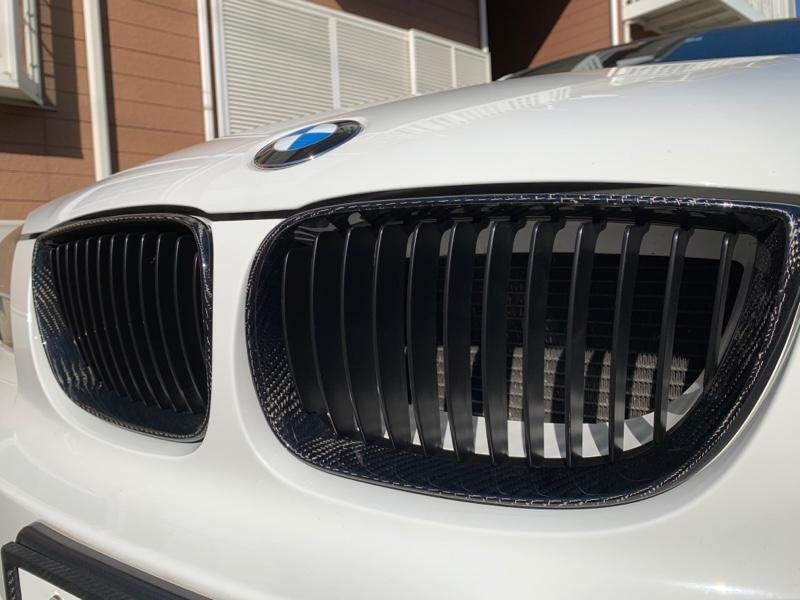 画像1: 人気商品◆BMW E87 1シリーズ 後期LCI用 リアルカーボンキドニーグリル/カーボングリル/ブラックグリル/クロスカーボン (1)