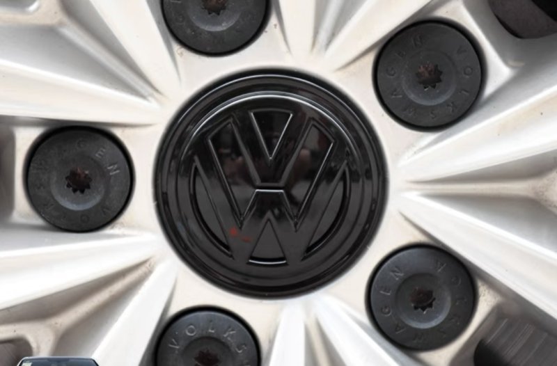 画像1: 新型◆ブラックシャドー◆VW ワーゲン 汎用 艶ありブラック仕様 ホイールキャップ4点セット/エンブレム/艶黒/ポロ/T-CROSS/ゴルフ/T-ROC/ティグアン/シャラン/パサート/アルテオン (1)