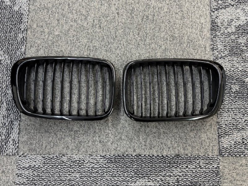 画像1: ロングセラー商品◆BMW E46 98-01年 前期セダン/ワゴン用ブラックキドニーグリル/センターグリル/318/320/323/325/328/330/クロスカーボン/艶黒/グロスブック (1)